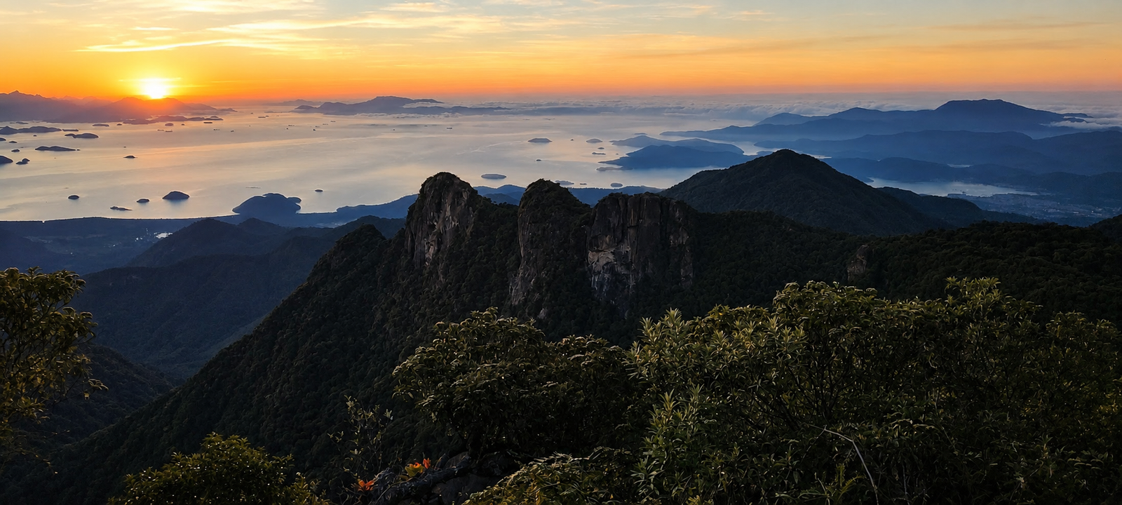 Sol nascendo sobre a baía, as ilhas e as montanhas vistas da Pedra da Macela