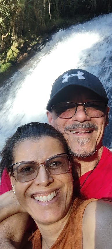 Visitantes junto à cachoeira
