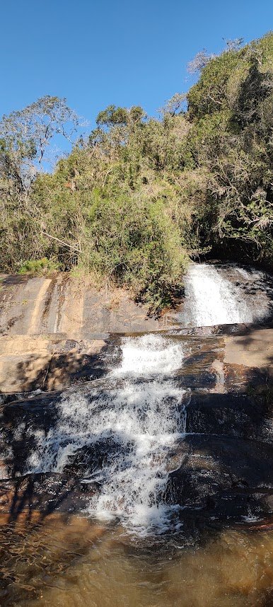 Cachoeira cercada pela mata no Canto das Cachoeiras