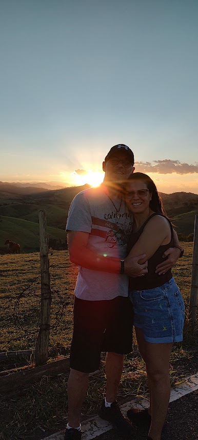 Casal vivendo um entardecer especial em Cunha