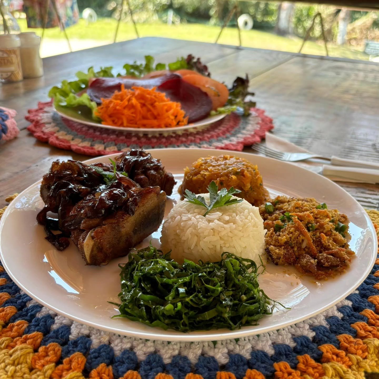 Prato caseiro do Quintal da Cau com carne, arroz, couve, farofa e acompanhamentos