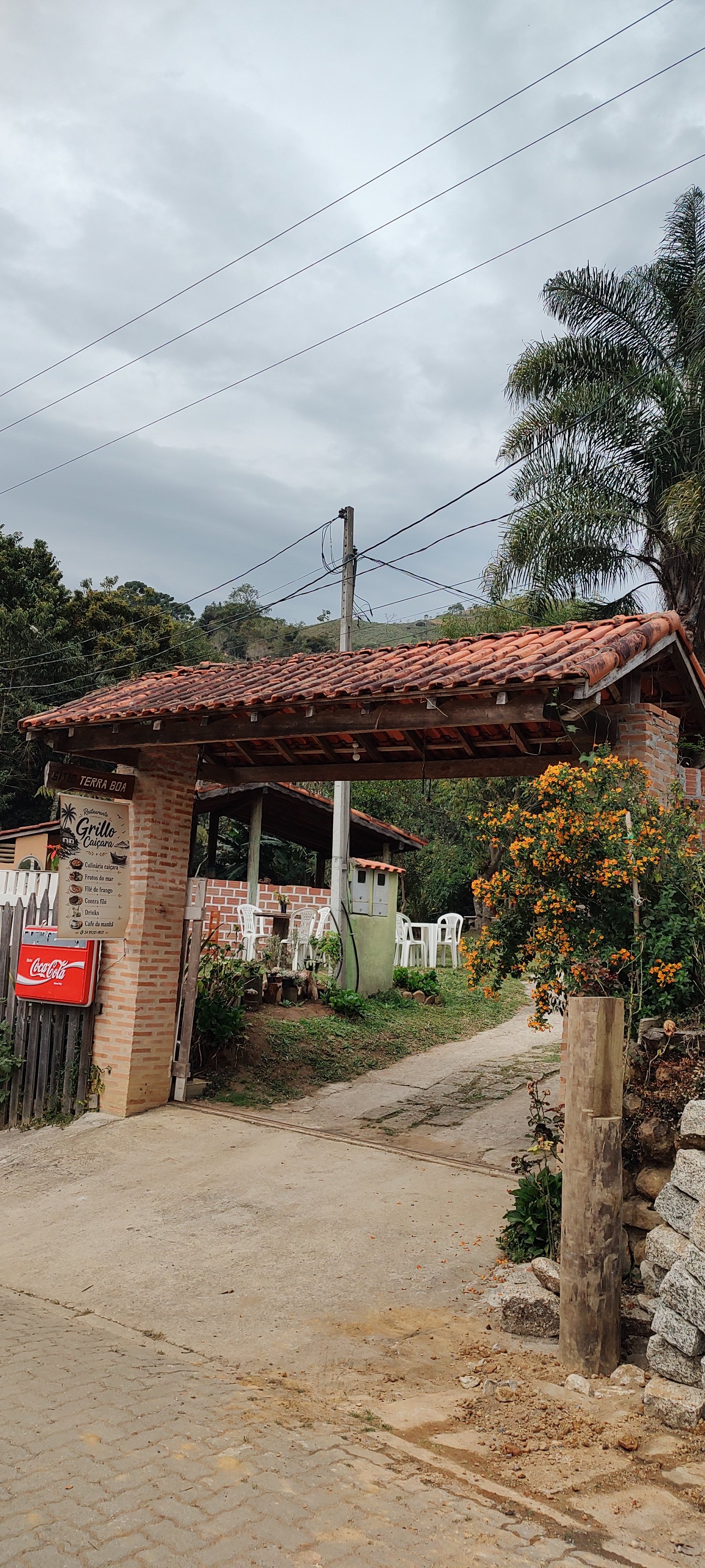Entrada rústica com telhado de barro do Restaurante Grilo Caiçara