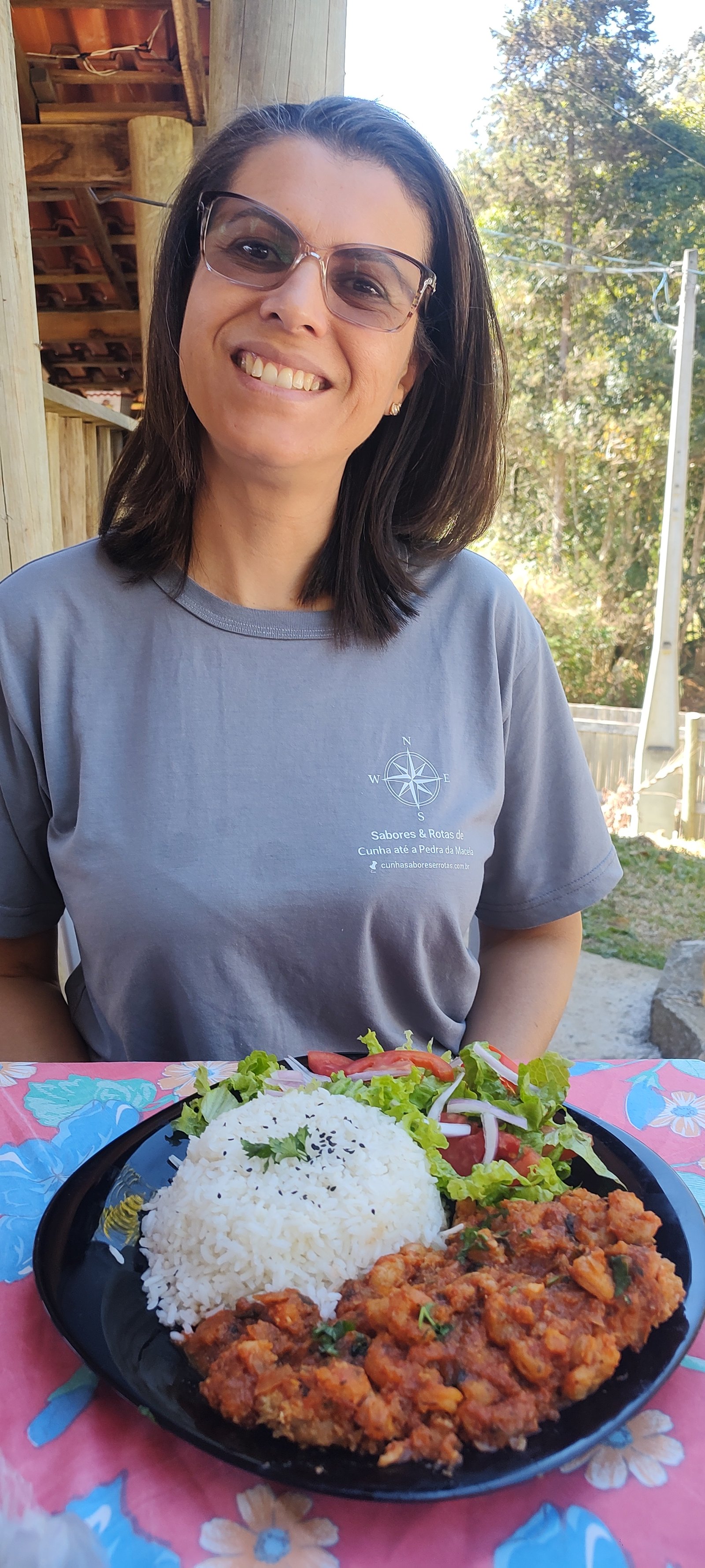 Visitante diante de um prato servido no Restaurante Grilo Caiçara