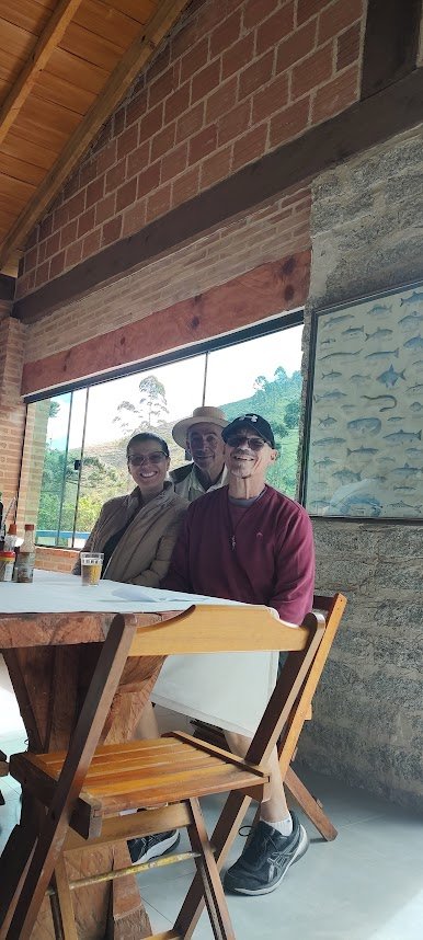Visitantes reunidos no ambiente acolhedor do Restaurante Rio Manso
